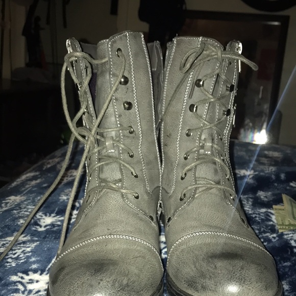 Grey I.D. required combat boots.size 12. slightly worn.in really good condition. - Picture 2 of 6